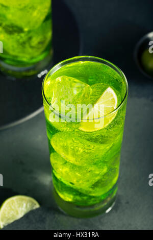 Melone verde HIghball giapponese con un calce guarnire Foto Stock