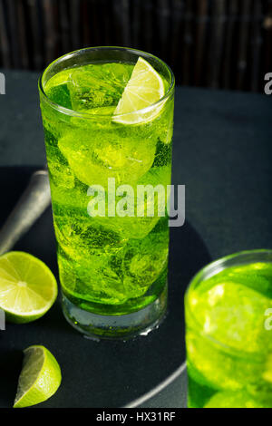 Melone verde HIghball giapponese con un calce guarnire Foto Stock