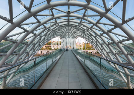 Ponte di Pace oltre il fiume Mtkvari a Tbilisi, Georgia. Foto Stock