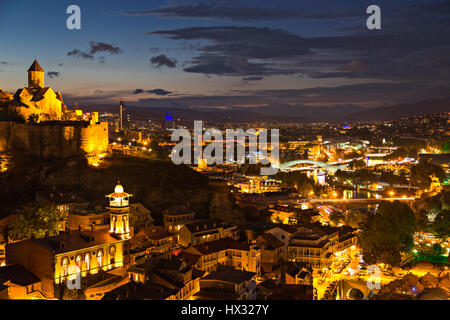 Di Narikala di Castello e vista su Tbilisi di notte in Georgia Foto Stock