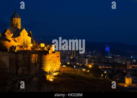 Castello di Narikala di Tbilisi, Georgia, di notte. Foto Stock