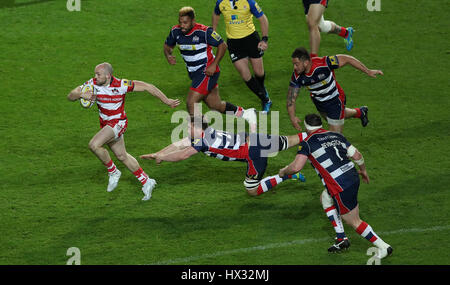 Gloucester's Charlie Sharples ottiene passato Bristol Lewis Ludlow durante la Aviva Premiership corrispondono a Ashton Gate, Bristol. Foto Stock