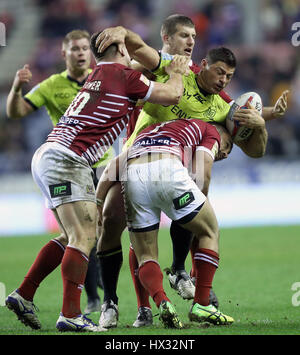 Hull FC di Mark Minichiello è affrontato da Wigan Warriors Thomas Leuluai, Ben Fower e Tony Clubb durante il Betfred Super League match al DW Stadium, Wigan. Foto Stock