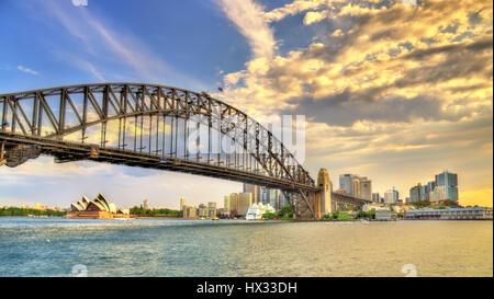 Sydney Harbour Bridge da Milsons Point, Australia. Foto Stock