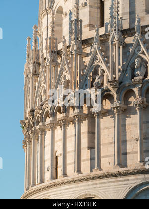 Battistero di Pisa facciata dettaglio Foto Stock