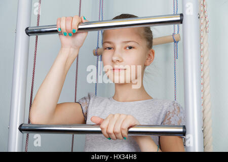 Ragazza adolescente facendo sport a casa un complesso sportivo Foto Stock