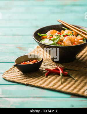 Pasta speziata con gamberoni e piselli di neve Foto Stock