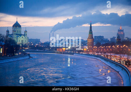 La Russia. Il complesso del Cremlino di Mosca e il tempio di Cristo Salvatore vista del centro lungo il fiume di Mosca in inverno sera nel bitt Foto Stock