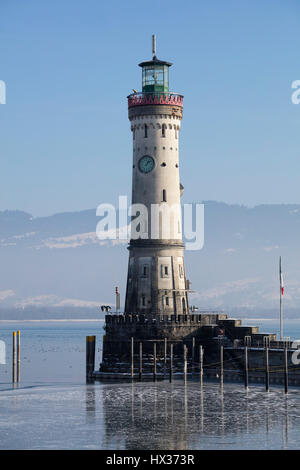 Ingresso del porto in inverno, Nuovo faro, Lindau, Lago di Costanza, Baviera, Germania Foto Stock