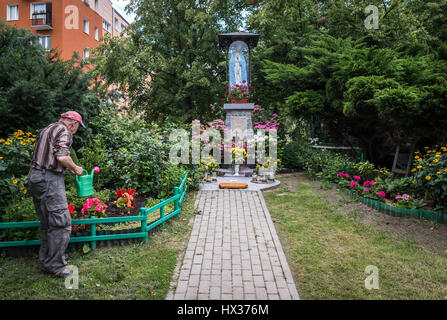 Piccolo Santuario con la Madonna statua in Ochota distretto di Varsavia, Polonia Foto Stock