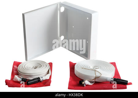 Rivestimento unico fuoco tubo trecciato vapore tubo flessibile in gomma, due bianchi tubo antincendio rotoli e un contenitore per memorizzarli, isolato su sfondo bianco Foto Stock