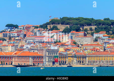 Vista attraverso il fiume Trejo sulla città collinare di Lisbona, come si vede dal Cacilhas, Portogallo, Europa Foto Stock