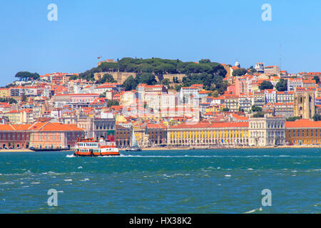 Vista attraverso il fiume Trejo sulla città collinare di Lisbona, come si vede dal Cacilhas, Portogallo, Europa Foto Stock