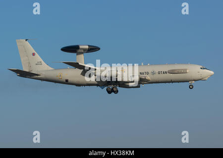 Boeing E-3una sentinella della Nato Otan in atterraggio a sua base in Geilenkirchen. Foto Stock