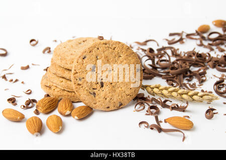 I biscotti con mandorle e pezzetti di cioccolato su bianco Foto Stock