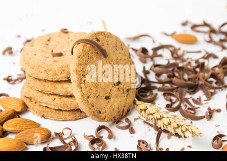 I biscotti con mandorle e pezzetti di cioccolato su bianco Foto Stock