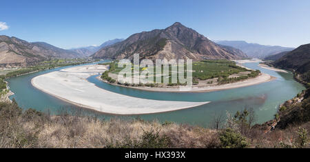 Vista panoramica della prima ansa del fiume Yangtze vicino al villaggio di ShiGu non lontano da Lijiang, Yunnan - Cina Foto Stock