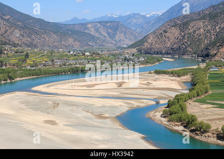 Vista panoramica della prima ansa del fiume Yangtze vicino al villaggio di ShiGu non lontano da Lijiang, Yunnan - Cina Foto Stock