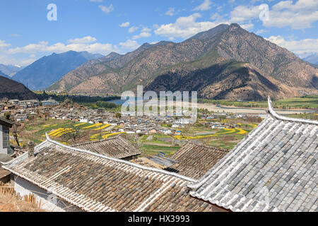 ShiGu villaggio nei pressi di Lijiang, vista aerea. ShiGu è in Yunnan, Cina, e faceva parte del sud Silk Road o ChaMa GuDao Foto Stock