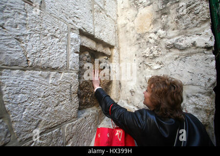 La Via Dolorosa, 5 stazioni della Via Crucis. I pellegrini che visitano la Terra Santa, passare il percorso che Gesù ha portato la croce del Calvario. Gerusalemme Foto Stock