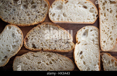 Le fette di pane su una superficie di tavola Foto Stock