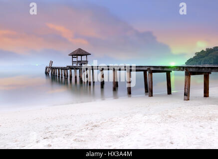 Isola di ponte di legno nel tramonto basso e solf illuminazione e colore bassa Foto Stock