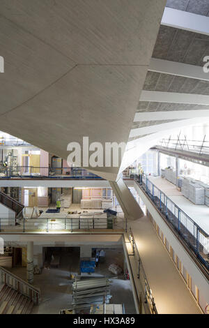 Vista interna dell'atrio principale in costruzione. Design Museum in costruzione, Londra, Regno Unito. Architetto: John Pawson Architects, 2016. Foto Stock