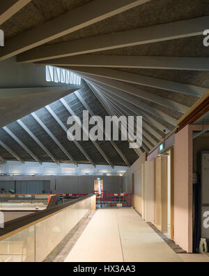 Vista del piano superiore concentrandosi sul tetto di paraboloide. Design Museum in costruzione, Londra, Regno Unito. Architetto: John Pawson Architects, 2016. Foto Stock