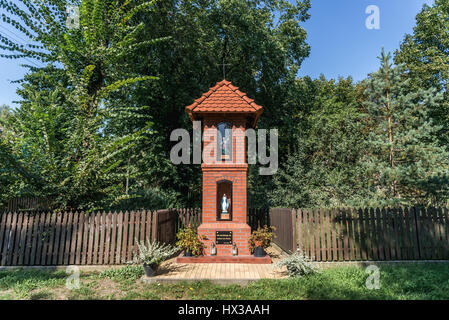 Cattolica piccola edicola di Rzepiczna piccolo villaggio in Kuyavian-Pomeranian Voivodato in Polonia Foto Stock