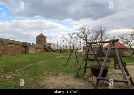Antico paiolo di rame all'interno di Akkerman fortezza a Belgorod, Odessa, Ucraina Foto Stock