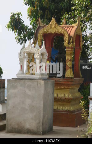 Big Buddha siede sulla vetta più alta delle colline nakkerd in ao chalong. 45 metro di altezza statua in marmo bianco visibile da qualsiasi punto nel sud di phuket. Foto Stock