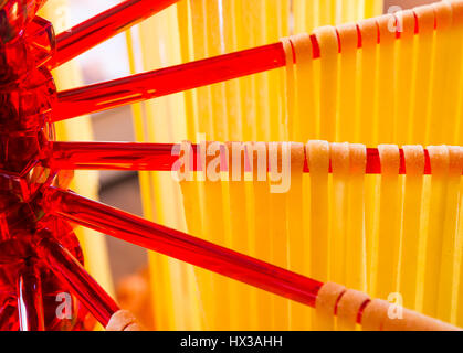 Self-made tagliatelle italiano appeso su una pasta stendino. Foto Stock