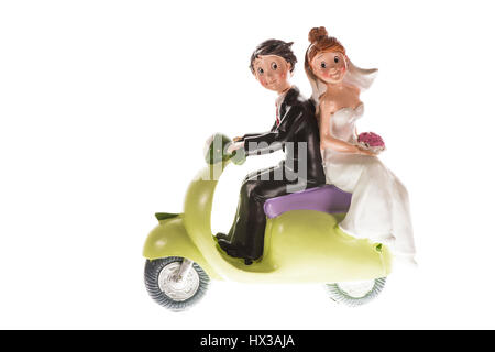 Figurina di sposo e sposa in esecuzione in motocicletta sulla luna di miele, cake topper, wedding Foto Stock