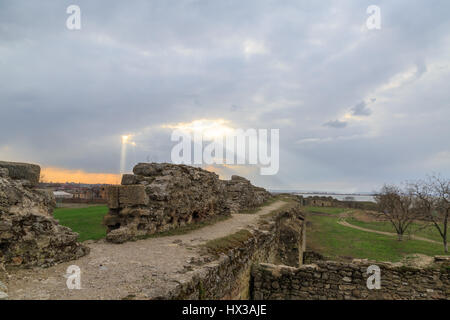 Akkerman fortezza da maiden's tower durante il tramonto a Belgorod, Odessa, Ucraina Foto Stock