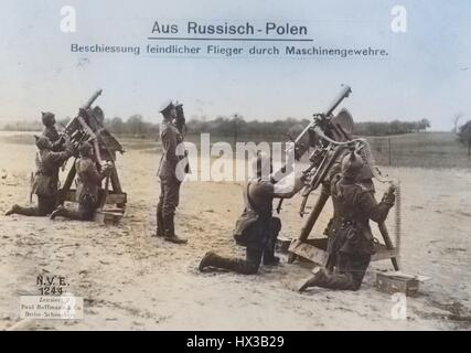 Esercito Tedesco tiro giù i velivoli nemici con le pistole di macchina, 1915. Dalla Biblioteca Pubblica di New York. Nota: l'immagine è stato colorizzato digitalmente usando un processo moderno. I colori possono non essere periodo-precisa. Foto Stock