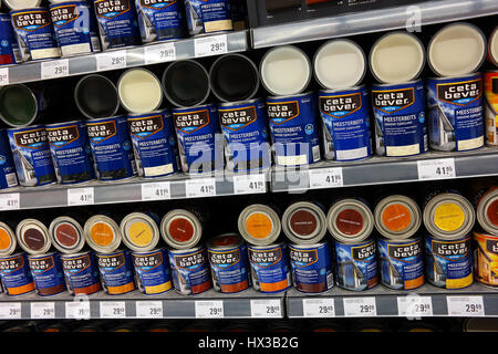 Assortimento barattoli di macchia di legno nel reparto di verniciatura di un negozio di ferramenta Foto Stock