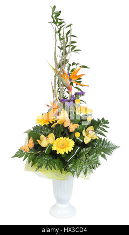 Bouquet di fiori in vaso in plastica, giallo gerbera margherite e giallo pallido orchidee, decorata con felci, isolati su sfondo bianco. Foto Stock