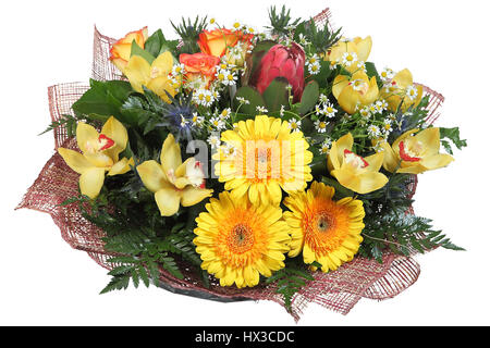 Sistemazione floreale misto di grandi dimensioni bouquet floreale di gerbere giallo, giallo pallido orchidee, carciofi, orange roses, feverweed, margherite e felci, isolare Foto Stock