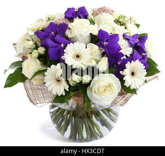 Fiori in vetro trasparente, vaso: rose bianche, viola orchidee bianche margherite gerbera, piselli verdi. Isolato su sfondo bianco. Floristiche Foto Stock