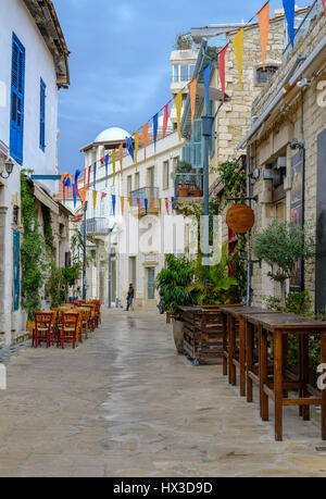 Limassol, Cipro street scene, presi nella città vecchia di un tyrical strette strade lastricate con ristoranti e posti a sedere esterni. Foto Stock