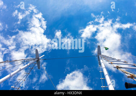 A montanti di una barca a vela con il cielo come sfondo. Ilha Grande, RJ, Brasile. Foto Stock