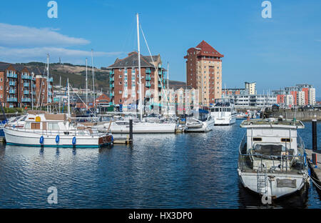 La Marina di Swansea in Galles del Sud Costa, pieno di barche ormeggiate, barche e alcune barche da pesca troppo. Foto Stock