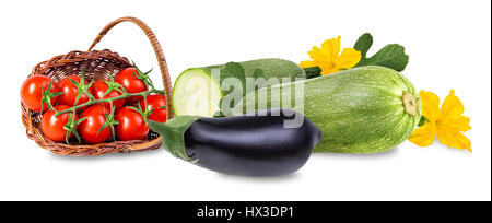 Fresche e vegetali melanzane, pomodori ciliegini e midollo spinale isolato su bianco Foto Stock