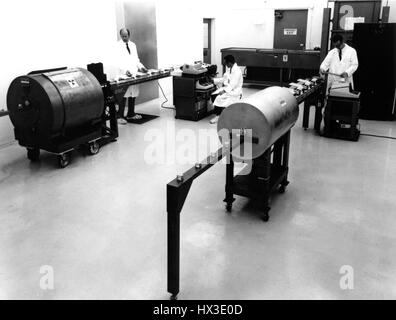 Hanford Engineering Development Lab collocato un saggio fissili asta scanner (sinistra) nel funzionamento a Los Alamos come parte del flusso Veloce Test fornitore di impianto di fabbricazione di combustibile, 1974. Immagine cortesia del Dipartimento Americano di Energia. Foto Stock