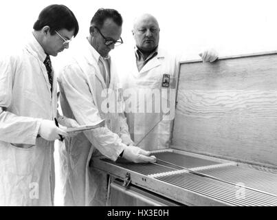 Ispezione dei perni di carburante su ordine per il Fast Flux Test Facility, presso l' AEC Hanford, Washington facility, 1974. Immagine cortesia del Dipartimento Americano di Energia. Foto Stock