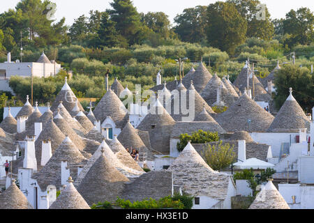 Vista di Alberobello con i trulli di tetti e terrazze, regione Puglia, Italia meridionale. Italiano famoso punto di riferimento. Tipico villaggio Foto Stock