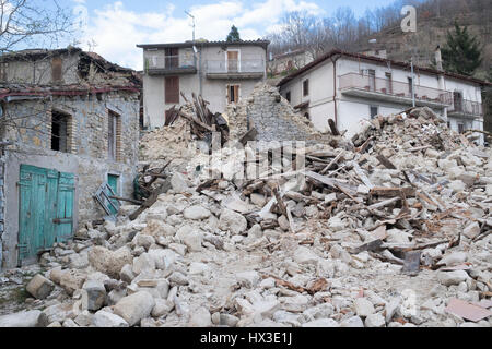 Sette mesi dopo il terremoto, Italia residenti dire 'non è cambiato nulla' residenti in Italia centrale del terremoto di città protesta per una percepita mancanza di governo per aiutare a ricostruire le loro case e i loro mezzi di sussistenza. Le macerie è ancora lì; nulla è stato spostato, registrati o memorizzati. Le persone non sono ancora stati in grado di svuotare le loro case e recuperare i loro mobili, i ricordi della loro vita e quella dei loro antenati. Foto Stock