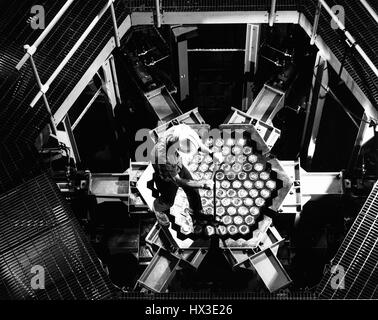 Un ingegnere WADCO ruota un finto pacchetto di carburante in rapida prova di flusso della struttura core simulati Mockup prima di prendere le misure con un laser, Washington, 1971. Immagine cortesia del Dipartimento Americano di Energia. Foto Stock