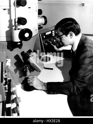 Uno scienziato regola i controlli su un milione di volt microscopio a elettroni in studi a sostegno del Fast Flux Test Facility, all'ingegneria Hanford Laboratorio Sviluppo, Washington, 1972. Immagine cortesia del Dipartimento Americano di Energia. Foto Stock