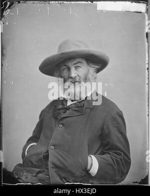 Mezza lunghezza seduto ritratto di eminente scrittore americano Walt Whitman, 1863. Immagine cortesia archivi nazionali. Foto Stock
